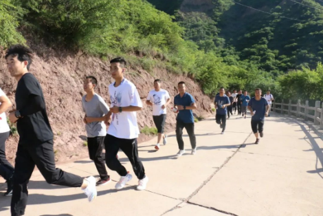 助力文旅市场 展示产投风采——开云官方站网页版-开云online(中国)
组织开展员工登山比赛活动(图3) 助力文旅市场 展示产投风采——开云官方站网页版-开云online(中国)
组织开展员工登山比赛活动(图3)