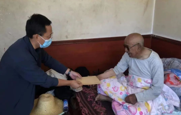 开云官方站网页版-开云online(中国)
赴帮扶村对接工作并慰问困难党员(图2)